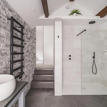 Avalon Luxury Escape- Centre Of